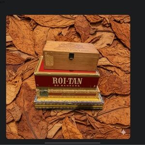 VINTAGE OLD EMPTY CIGAR BOXES. FOR BAR DISPLAY OR COLLECTIBLE. GOOD SHAPE